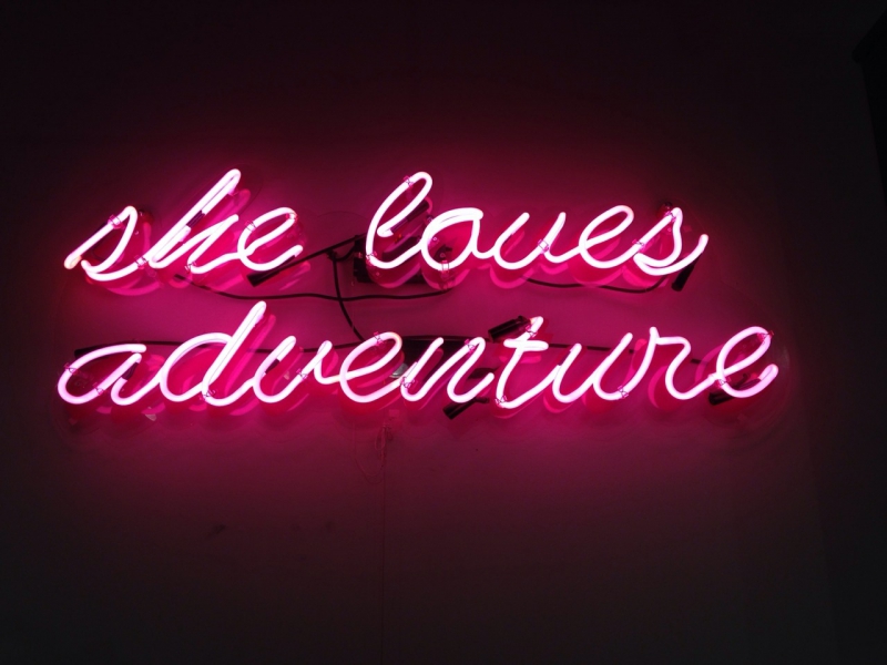 She loves adventure Neon Skilt